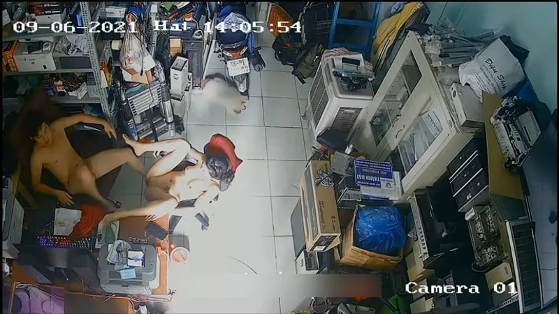 Bà xã ông chồng quan hệ nhau trong của cục thịt máy tính
